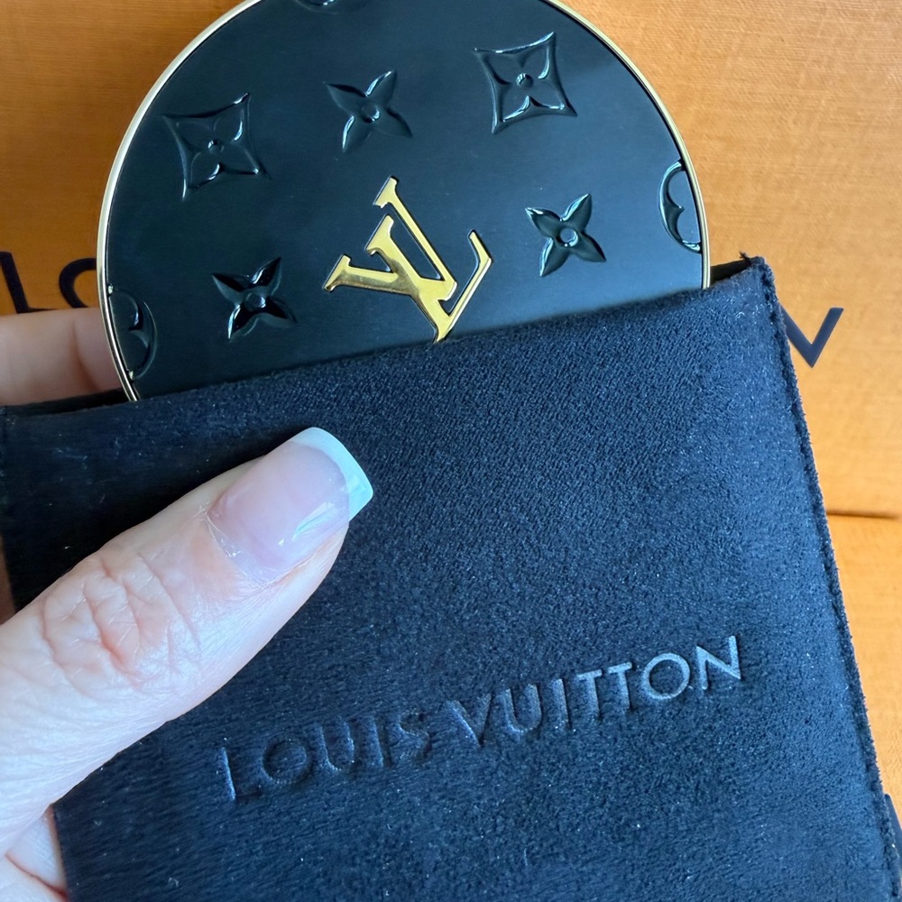 💋NEW💋Louis Vuitton Black compact pouch.